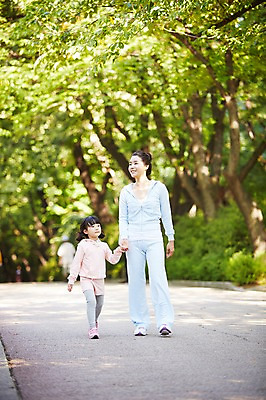 포토 JPG 주간 전신 나무 식물 라이프스타일 공원 여자 딸 어린이 가족 모녀 엄마 건강 미소 웃음 사람 동양인 소녀 성인 야외 두명 앞모습 아웃포커스 30대 운동복 부모 운동 걷기 손잡기 산책 산책로 한국인 자녀 목표 즐거움 여자만 국내포토 자연요소 옷 공공시설 감정 길 뷰포인트 컨셉 관계 모션 휴식 촬영기법 표정 인종 생활 장년 파일형식