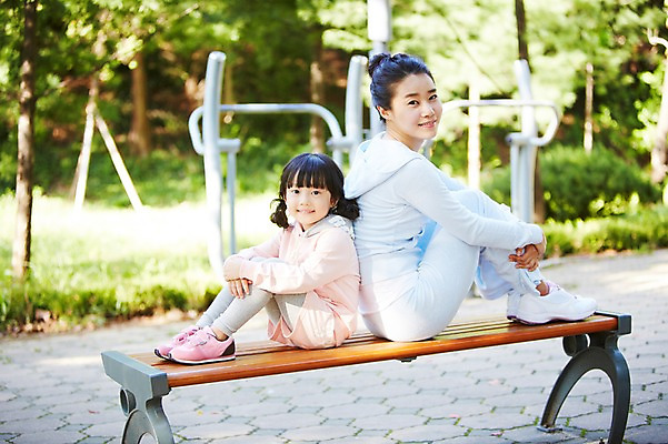 포토 JPG 주간 전신 나무 식물 라이프스타일 공원 여자 딸 어린이 벤치 의자 가족 모녀 엄마 휴식 건강 미소 웃음 사람 앉기 동양인 소녀 성인 야외 두명 옆모습 아웃포커스 30대 운동복 부모 운동 운동기구 산책 한국인 등맞대기 자녀 목표 즐거움 여자만 국내포토 자연요소 옷 공공시설 감정 뷰포인트 가구 컨셉 관계 모션 촬영기법 표정 인종 생활 장년 헬스 파일형식