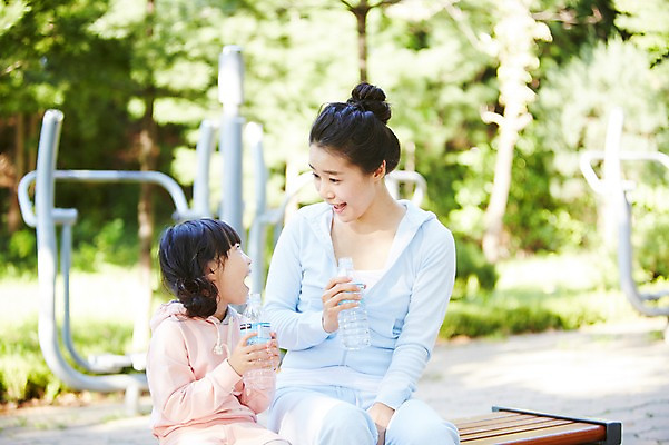 포토 JPG 주간 나무 식물 라이프스타일 공원 여자 딸 어린이 가족 모녀 엄마 휴식 건강 미소 웃음 사람 앉기 동양인 소녀 성인 야외 두명 앞모습 아웃포커스 물 30대 운동복 부모 운동 마주보기 운동기구 산책 한국인 자녀 목표 갈증 생수 즐거움 여자만 국내포토 자연요소 옷 공공시설 감정 뷰포인트 컨셉 관계 모션 촬영기법 표정 인종 생활 장년 헬스 물병 파일형식
