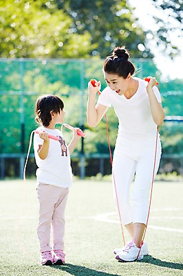 포토 JPG 주간 전신 라이프스타일 공원 여자 딸 어린이 가족 모녀 엄마 건강 서기 미소 웃음 사람 동양인 소녀 성인 야외 두명 앞모습 아웃포커스 30대 울타리 부모 운동 한국인 자녀 목표 즐거움 줄넘기 여자만 국내포토 자연요소 공공시설 감정 뷰포인트 컨셉 관계 모션 촬영기법 표정 인종 생활 장년 담장 파일형식