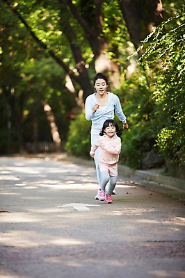 포토 JPG 주간 전신 나무 식물 라이프스타일 공원 여자 딸 어린이 가족 모녀 엄마 건강 미소 웃음 사람 동양인 소녀 성인 야외 두명 앞모습 아웃포커스 30대 운동복 부모 달리기 조깅 운동 산책 산책로 한국인 자녀 목표 즐거움 여자만 국내포토 자연요소 옷 공공시설 감정 길 뷰포인트 컨셉 관계 모션 휴식 촬영기법 표정 인종 생활 장년 파일형식