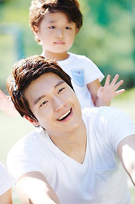 포토 JPG 주간 라이프스타일 공원 남자 아들 어린이 포즈 가족 건강 미소 웃음 사람 동양인 소년 상반신 성인 야외 두명 아웃포커스 30대 부모 운동 스트레칭 한국인 자녀 아빠 목표 즐거움 체조 부자지간 남자만 국내포토 자연요소 공공시설 감정 컨셉 관계 촬영기법 표정 인종 생활 장년 파일형식