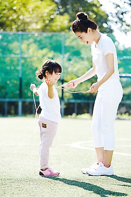 포토 JPG 주간 전신 라이프스타일 공원 여자 딸 어린이 가족 모녀 엄마 건강 서기 미소 웃음 사람 동양인 소녀 성인 야외 두명 옆모습 아웃포커스 30대 울타리 부모 운동 한국인 자녀 목표 즐거움 줄넘기 여자만 국내포토 자연요소 공공시설 감정 뷰포인트 컨셉 관계 모션 촬영기법 표정 인종 생활 장년 담장 파일형식