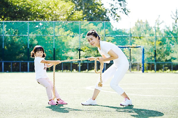 포토 JPG 주간 전신 라이프스타일 공원 여자 딸 어린이 밧줄 가족 놀이 모녀 엄마 서기 미소 웃음 사람 동양인 소녀 성인 야외 두명 옆모습 아웃포커스 30대 울타리 부모 운동 마주보기 경쟁 한국인 자녀 당기기 목표 즐거움 줄다리기 여자만 국내포토 자연요소 공공시설 감정 줄 뷰포인트 컨셉 관계 모션 촬영기법 표정 건강 인종 생활 장년 담장 파일형식