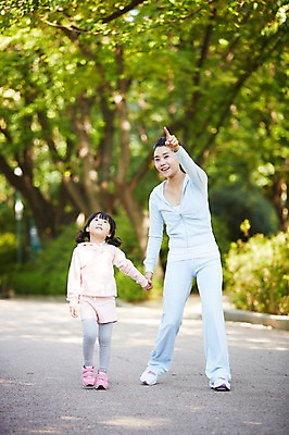 포토 JPG 주간 전신 나무 식물 라이프스타일 응시 공원 여자 딸 어린이 가족 모녀 엄마 건강 미소 웃음 사람 동양인 소녀 성인 야외 두명 앞모습 아웃포커스 30대 운동복 부모 운동 걷기 손잡기 산책 산책로 한국인 자녀 가리킴 목표 즐거움 여자만 국내포토 자연요소 시선 옷 공공시설 감정 길 뷰포인트 컨셉 관계 모션 휴식 촬영기법 표정 인종 손짓 생활 장년 파일형식