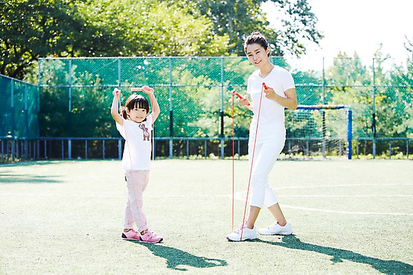 포토 JPG 주간 전신 라이프스타일 공원 여자 딸 어린이 가족 모녀 엄마 건강 서기 미소 웃음 사람 동양인 소녀 성인 야외 두명 옆모습 아웃포커스 30대 울타리 부모 운동 한국인 자녀 목표 즐거움 줄넘기 여자만 국내포토 자연요소 공공시설 감정 뷰포인트 컨셉 관계 모션 촬영기법 표정 인종 생활 장년 담장 파일형식