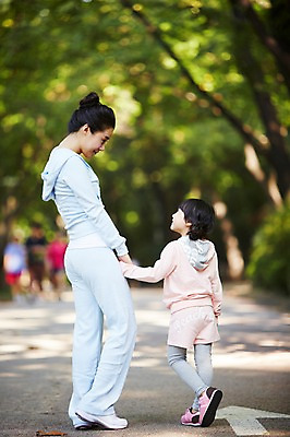 포토 JPG 주간 전신 나무 식물 라이프스타일 공원 여자 딸 어린이 가족 모녀 엄마 건강 사람 동양인 소녀 성인 야외 두명 옆모습 뒷모습 아웃포커스 30대 운동복 부모 운동 마주보기 걷기 손잡기 산책 산책로 한국인 자녀 목표 즐거움 여자만 국내포토 자연요소 옷 공공시설 감정 길 뷰포인트 컨셉 관계 모션 휴식 촬영기법 인종 생활 장년 파일형식