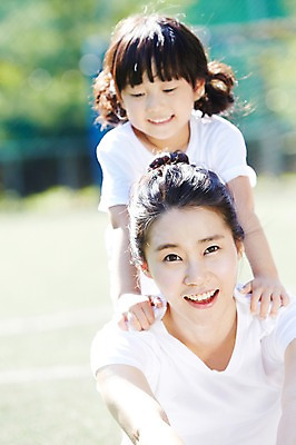 포토 JPG 주간 라이프스타일 공원 여자 딸 어린이 포즈 가족 모녀 엄마 건강 미소 웃음 사람 동양인 소녀 상반신 성인 야외 두명 앞모습 아웃포커스 30대 부모 운동 스트레칭 한국인 자녀 목표 즐거움 체조 여자만 국내포토 자연요소 공공시설 감정 뷰포인트 컨셉 관계 촬영기법 표정 인종 생활 장년 파일형식