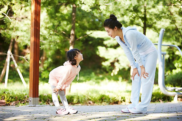포토 JPG 주간 전신 나무 식물 라이프스타일 공원 여자 딸 어린이 포즈 가족 모녀 엄마 건강 숙이기 서기 미소 웃음 사람 동양인 소녀 성인 야외 두명 옆모습 아웃포커스 30대 운동복 부모 운동 마주보기 스트레칭 한국인 자녀 목표 즐거움 체조 여자만 국내포토 자연요소 옷 공공시설 감정 뷰포인트 컨셉 관계 모션 촬영기법 표정 인종 생활 장년 파일형식