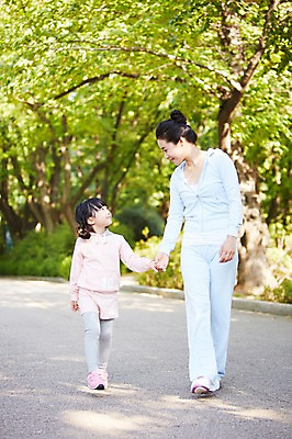 포토 JPG 주간 전신 나무 식물 라이프스타일 공원 여자 딸 어린이 가족 모녀 엄마 건강 미소 웃음 사람 동양인 소녀 성인 야외 두명 앞모습 아웃포커스 30대 운동복 부모 운동 마주보기 걷기 손잡기 산책 산책로 한국인 자녀 목표 즐거움 여자만 국내포토 자연요소 옷 공공시설 감정 길 뷰포인트 컨셉 관계 모션 휴식 촬영기법 표정 인종 생활 장년 파일형식