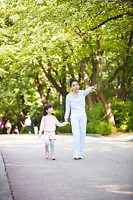 포토 JPG 주간 전신 나무 식물 라이프스타일 응시 공원 여자 딸 어린이 가족 모녀 엄마 건강 사람 동양인 소녀 여러명 성인 야외 앞모습 아웃포커스 30대 운동복 부모 운동 걷기 손잡기 산책 산책로 한국인 자녀 가리킴 목표 즐거움 여자만 국내포토 자연요소 시선 옷 공공시설 감정 길 뷰포인트 다수 컨셉 관계 모션 휴식 촬영기법 인종 손짓 생활 장년 파일형식
