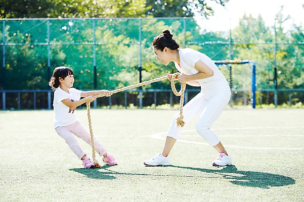 포토 JPG 주간 전신 라이프스타일 공원 여자 딸 어린이 밧줄 가족 놀이 모녀 엄마 서기 미소 웃음 사람 동양인 소녀 성인 야외 두명 옆모습 아웃포커스 30대 부모 운동 마주보기 경쟁 한국인 자녀 당기기 목표 즐거움 줄다리기 여자만 국내포토 자연요소 공공시설 감정 줄 뷰포인트 컨셉 관계 모션 촬영기법 표정 건강 인종 생활 장년 파일형식