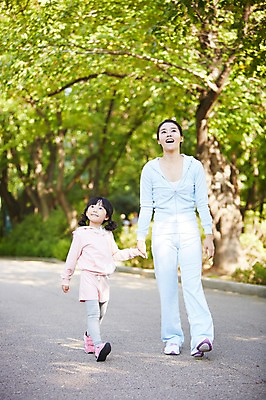 포토 JPG 주간 전신 나무 식물 라이프스타일 공원 여자 딸 어린이 가족 모녀 엄마 건강 미소 웃음 사람 동양인 소녀 성인 야외 두명 앞모습 아웃포커스 30대 운동복 부모 운동 걷기 손잡기 산책 산책로 한국인 자녀 목표 즐거움 여자만 국내포토 자연요소 옷 공공시설 감정 길 뷰포인트 컨셉 관계 모션 휴식 촬영기법 표정 인종 생활 장년 파일형식