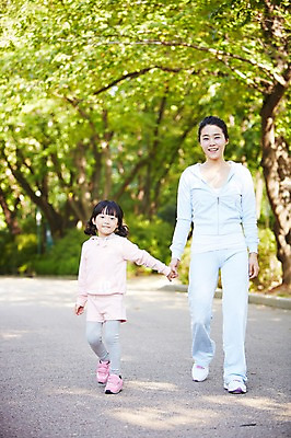 포토 JPG 주간 전신 나무 식물 라이프스타일 공원 여자 딸 어린이 가족 모녀 엄마 건강 미소 웃음 사람 동양인 소녀 성인 야외 두명 앞모습 아웃포커스 30대 운동복 부모 운동 걷기 손잡기 산책 산책로 한국인 자녀 목표 즐거움 여자만 국내포토 자연요소 옷 공공시설 감정 길 뷰포인트 컨셉 관계 모션 휴식 촬영기법 표정 인종 생활 장년 파일형식