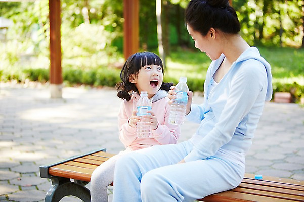 포토 JPG 주간 라이프스타일 공원 여자 딸 어린이 벤치 의자 가족 모녀 엄마 휴식 건강 미소 웃음 사람 앉기 동양인 소녀 성인 야외 두명 앞모습 아웃포커스 물 30대 운동복 부모 운동 마주보기 산책 한국인 자녀 목표 갈증 생수 즐거움 여자만 국내포토 자연요소 옷 공공시설 감정 뷰포인트 가구 컨셉 관계 모션 촬영기법 표정 인종 생활 장년 물병 파일형식
