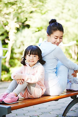 포토 JPG 주간 전신 나무 식물 라이프스타일 공원 여자 딸 어린이 벤치 의자 가족 모녀 엄마 휴식 건강 미소 웃음 사람 앉기 동양인 소녀 성인 야외 두명 옆모습 아웃포커스 30대 운동복 부모 운동 산책 한국인 등맞대기 자녀 목표 즐거움 여자만 국내포토 자연요소 옷 공공시설 감정 뷰포인트 가구 컨셉 관계 모션 촬영기법 표정 인종 생활 장년 파일형식