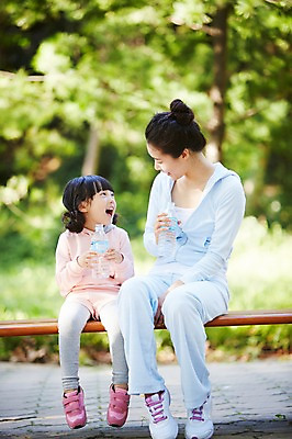 포토 JPG 주간 전신 나무 식물 라이프스타일 공원 여자 딸 어린이 벤치 의자 가족 모녀 엄마 휴식 건강 미소 웃음 사람 앉기 동양인 소녀 성인 야외 두명 앞모습 아웃포커스 물 30대 운동복 부모 운동 마주보기 산책 한국인 자녀 목표 갈증 생수 즐거움 여자만 국내포토 자연요소 옷 공공시설 감정 뷰포인트 가구 컨셉 관계 모션 촬영기법 표정 인종 생활 장년 물병 파일형식