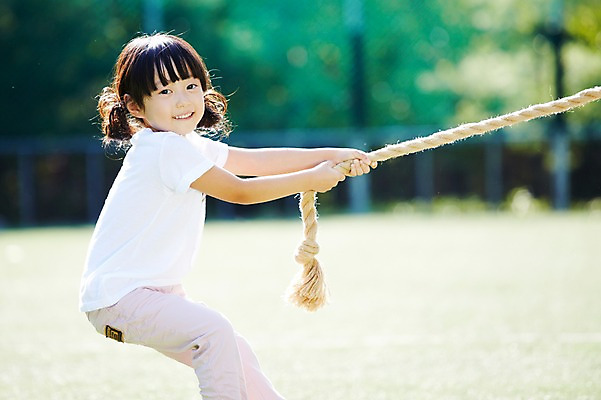 포토 JPG 주간 라이프스타일 공원 여자 어린이 밧줄 놀이 한명 서기 미소 웃음 사람 동양인 소녀 야외 옆모습 아웃포커스 운동 경쟁 한국인 당기기 목표 즐거움 줄다리기 여자만 여자한명만 어린이만 소녀한명만 국내포토 자연요소 1 공공시설 감정 줄 뷰포인트 컨셉 모션 촬영기법 표정 건강 인종 생활 소녀만 파일형식
