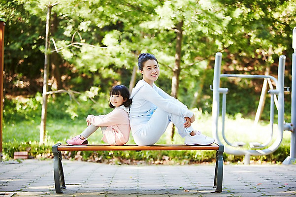 포토 JPG 주간 전신 나무 식물 라이프스타일 공원 여자 딸 어린이 벤치 의자 가족 모녀 엄마 휴식 건강 미소 웃음 사람 앉기 동양인 소녀 성인 야외 두명 옆모습 아웃포커스 30대 운동복 부모 운동 운동기구 산책 한국인 등맞대기 자녀 목표 즐거움 여자만 국내포토 자연요소 옷 공공시설 감정 뷰포인트 가구 컨셉 관계 모션 촬영기법 표정 인종 생활 장년 헬스 파일형식
