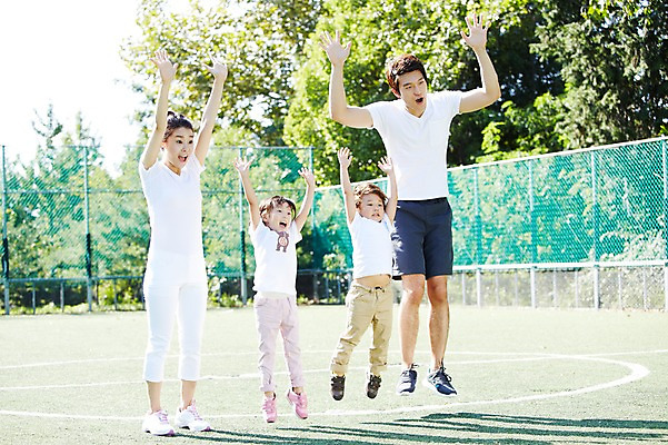 포토 JPG 주간 전신 나무 식물 라이프스타일 공원 여자 남자 딸 아들 어린이 포즈 가족 엄마 건강 서기 사람 동양인 소녀 소년 여러명 성인 야외 30대 울타리 부모 달리기 운동 점프 스트레칭 한국인 자녀 아빠 목표 즐거움 체조 국내포토 자연요소 공공시설 감정 다수 컨셉 관계 모션 인종 생활 장년 담장 파일형식