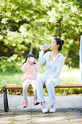 포토 JPG 주간 전신 나무 식물 라이프스타일 공원 여자 딸 어린이 벤치 의자 가족 모녀 엄마 휴식 건강 사람 앉기 동양인 소녀 성인 야외 두명 앞모습 아웃포커스 물 30대 운동복 부모 운동 산책 한국인 마시기 자녀 목표 갈증 먹기 생수 즐거움 여자만 국내포토 자연요소 옷 공공시설 감정 뷰포인트 가구 컨셉 관계 모션 촬영기법 인종 생활 장년 물병 파일형식