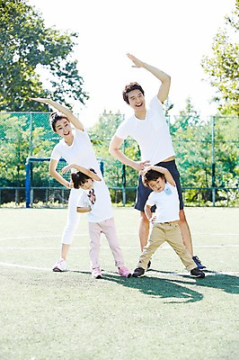 포토 JPG 주간 전신 나무 식물 라이프스타일 공원 여자 남자 딸 아들 어린이 포즈 가족 엄마 건강 서기 미소 웃음 사람 동양인 소녀 소년 여러명 성인 야외 앞모습 30대 울타리 부모 운동 스트레칭 한국인 자녀 아빠 목표 즐거움 체조 옆구리운동 국내포토 자연요소 공공시설 감정 뷰포인트 다수 컨셉 관계 모션 표정 인종 생활 장년 담장 파일형식