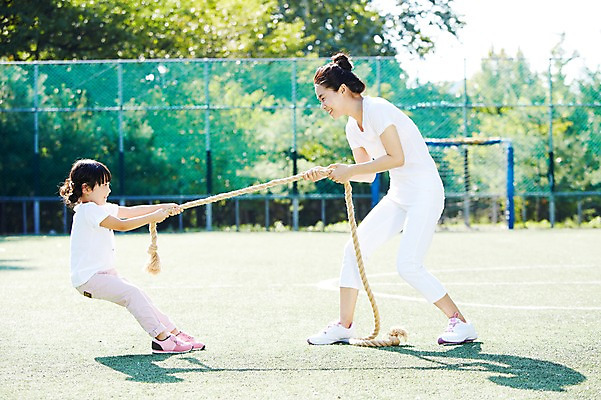 포토 JPG 주간 전신 라이프스타일 공원 여자 딸 어린이 밧줄 가족 놀이 모녀 엄마 서기 미소 웃음 사람 동양인 소녀 성인 야외 두명 옆모습 아웃포커스 30대 울타리 부모 운동 마주보기 경쟁 한국인 자녀 당기기 목표 즐거움 줄다리기 여자만 국내포토 자연요소 공공시설 감정 줄 뷰포인트 컨셉 관계 모션 촬영기법 표정 건강 인종 생활 장년 담장 파일형식