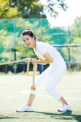 포토 JPG 주간 라이프스타일 공원 여자 밧줄 놀이 한명 서기 미소 웃음 사람 동양인 성인 야외 옆모습 아웃포커스 30대 울타리 운동 경쟁 한국인 당기기 목표 즐거움 줄다리기 여자만 여자한명만 성인여자만 성인한명만 성인여자한명만 장년만 장년여자만 장년여자한명만 성인만 국내포토 자연요소 1 공공시설 감정 줄 뷰포인트 컨셉 모션 촬영기법 표정 건강 인종 생활 장년 담장 파일형식