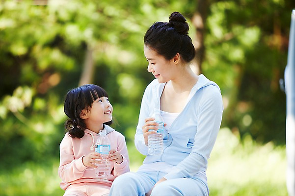 포토 JPG 주간 나무 식물 라이프스타일 공원 여자 딸 어린이 가족 모녀 엄마 휴식 건강 미소 웃음 사람 앉기 동양인 소녀 성인 야외 두명 앞모습 아웃포커스 물 30대 운동복 부모 운동 마주보기 산책 한국인 자녀 목표 갈증 생수 즐거움 여자만 국내포토 자연요소 옷 공공시설 감정 뷰포인트 컨셉 관계 모션 촬영기법 표정 인종 생활 장년 물병 파일형식