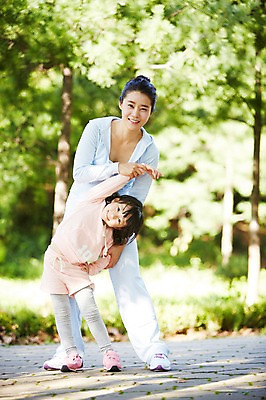 포토 JPG 주간 전신 나무 식물 라이프스타일 공원 여자 딸 어린이 포즈 가족 모녀 엄마 건강 서기 미소 웃음 사람 동양인 소녀 성인 야외 두명 앞모습 아웃포커스 30대 운동복 부모 운동 스트레칭 한국인 자녀 목표 즐거움 체조 옆구리운동 여자만 국내포토 자연요소 옷 공공시설 감정 뷰포인트 컨셉 관계 모션 촬영기법 표정 인종 생활 장년 파일형식