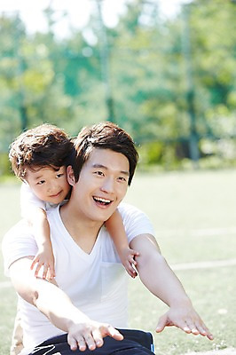 포토 JPG 주간 라이프스타일 공원 남자 아들 어린이 포즈 가족 건강 미소 웃음 사람 앉기 동양인 소년 성인 야외 두명 아웃포커스 30대 부모 운동 스트레칭 한국인 자녀 아빠 목표 즐거움 체조 부자지간 남자만 국내포토 자연요소 공공시설 감정 컨셉 관계 모션 촬영기법 표정 인종 생활 장년 파일형식