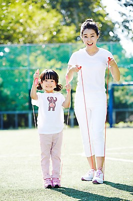 포토 JPG 주간 전신 라이프스타일 공원 여자 딸 어린이 가족 모녀 엄마 건강 서기 미소 웃음 사람 동양인 소녀 성인 야외 두명 앞모습 아웃포커스 30대 울타리 부모 운동 한국인 자녀 목표 즐거움 줄넘기 여자만 국내포토 자연요소 공공시설 감정 뷰포인트 컨셉 관계 모션 촬영기법 표정 인종 생활 장년 담장 파일형식