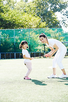 포토 JPG 주간 전신 라이프스타일 공원 여자 딸 어린이 가족 모녀 엄마 서기 미소 웃음 사람 동양인 소녀 성인 야외 두명 옆모습 아웃포커스 30대 울타리 부모 운동 마주보기 한국인 자녀 목표 즐거움 줄넘기 여자만 국내포토 자연요소 공공시설 감정 뷰포인트 컨셉 관계 모션 촬영기법 표정 건강 인종 생활 장년 담장 파일형식