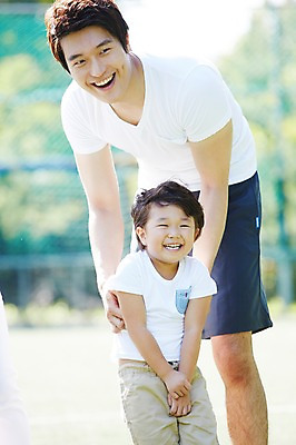 포토 JPG 주간 라이프스타일 공원 남자 아들 어린이 가족 건강 서기 미소 웃음 사람 동양인 소년 성인 야외 두명 아웃포커스 30대 부모 운동 스트레칭 한국인 자녀 아빠 목표 즐거움 체조 부자지간 남자만 국내포토 자연요소 공공시설 감정 컨셉 관계 모션 촬영기법 표정 인종 생활 장년 파일형식