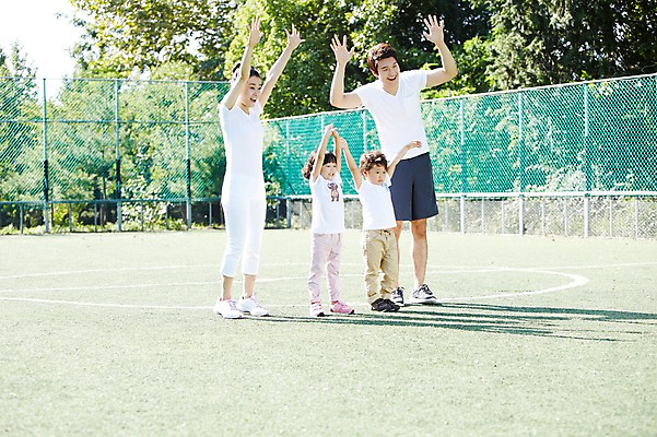 포토 JPG 주간 전신 나무 식물 라이프스타일 공원 여자 남자 딸 아들 어린이 포즈 가족 엄마 건강 서기 미소 웃음 사람 동양인 소녀 소년 여러명 성인 야외 30대 울타리 부모 운동 스트레칭 한국인 자녀 아빠 목표 즐거움 체조 국내포토 자연요소 공공시설 감정 다수 컨셉 관계 모션 표정 인종 생활 장년 담장 파일형식