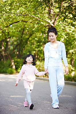 포토 JPG 주간 전신 나무 식물 라이프스타일 공원 여자 딸 어린이 가족 모녀 엄마 건강 미소 웃음 사람 동양인 소녀 성인 야외 두명 앞모습 아웃포커스 30대 운동복 부모 운동 걷기 손잡기 산책 산책로 한국인 자녀 목표 즐거움 여자만 국내포토 자연요소 옷 공공시설 감정 길 뷰포인트 컨셉 관계 모션 휴식 촬영기법 표정 인종 생활 장년 파일형식