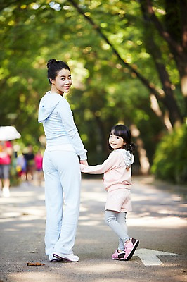 포토 JPG 주간 전신 나무 식물 라이프스타일 공원 여자 딸 어린이 가족 모녀 엄마 건강 미소 웃음 사람 동양인 소녀 성인 야외 두명 뒷모습 아웃포커스 30대 운동복 부모 운동 걷기 손잡기 산책 산책로 한국인 자녀 뒤돌아보기 목표 즐거움 여자만 국내포토 자연요소 옷 공공시설 감정 길 뷰포인트 컨셉 관계 모션 휴식 촬영기법 표정 인종 생활 장년 파일형식