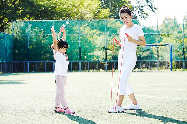 포토 JPG 주간 전신 라이프스타일 공원 여자 딸 어린이 가족 모녀 엄마 건강 서기 미소 웃음 사람 동양인 소녀 성인 야외 두명 옆모습 아웃포커스 30대 울타리 부모 운동 한국인 자녀 목표 즐거움 줄넘기 여자만 국내포토 자연요소 공공시설 감정 뷰포인트 컨셉 관계 모션 촬영기법 표정 인종 생활 장년 담장 파일형식