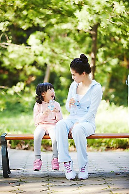 포토 JPG 주간 전신 나무 식물 라이프스타일 공원 여자 딸 어린이 벤치 의자 가족 모녀 엄마 휴식 건강 미소 웃음 사람 앉기 동양인 소녀 성인 야외 두명 앞모습 아웃포커스 물 30대 운동복 부모 운동 마주보기 산책 한국인 자녀 목표 갈증 생수 즐거움 여자만 국내포토 자연요소 옷 공공시설 감정 뷰포인트 가구 컨셉 관계 모션 촬영기법 표정 인종 생활 장년 물병 파일형식