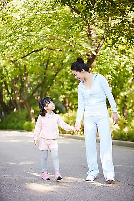 포토 JPG 주간 전신 나무 식물 라이프스타일 공원 여자 딸 어린이 가족 모녀 엄마 건강 미소 웃음 사람 동양인 소녀 성인 야외 두명 앞모습 아웃포커스 30대 운동복 부모 운동 마주보기 걷기 손잡기 산책 산책로 한국인 자녀 목표 즐거움 여자만 국내포토 자연요소 옷 공공시설 감정 길 뷰포인트 컨셉 관계 모션 휴식 촬영기법 표정 인종 생활 장년 파일형식