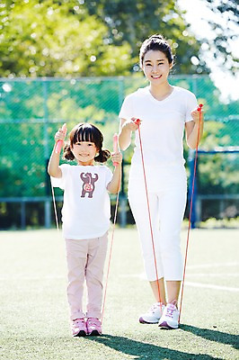 포토 JPG 주간 전신 라이프스타일 공원 여자 딸 어린이 가족 모녀 엄마 건강 서기 미소 웃음 사람 동양인 소녀 성인 야외 두명 앞모습 아웃포커스 30대 울타리 부모 운동 한국인 자녀 목표 즐거움 줄넘기 여자만 국내포토 자연요소 공공시설 감정 뷰포인트 컨셉 관계 모션 촬영기법 표정 인종 생활 장년 담장 파일형식