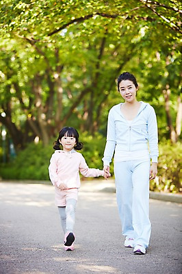 포토 JPG 주간 전신 나무 식물 라이프스타일 공원 여자 딸 어린이 가족 모녀 엄마 건강 미소 웃음 사람 동양인 소녀 성인 야외 두명 앞모습 아웃포커스 30대 운동복 부모 운동 걷기 손잡기 산책 산책로 한국인 자녀 목표 즐거움 여자만 국내포토 자연요소 옷 공공시설 감정 길 뷰포인트 컨셉 관계 모션 휴식 촬영기법 표정 인종 생활 장년 파일형식