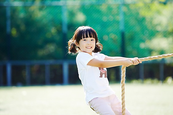 포토 JPG 주간 라이프스타일 공원 여자 어린이 밧줄 놀이 한명 서기 미소 웃음 사람 동양인 소녀 야외 옆모습 아웃포커스 운동 경쟁 한국인 당기기 목표 즐거움 줄다리기 여자만 여자한명만 어린이만 소녀한명만 국내포토 자연요소 1 공공시설 감정 줄 뷰포인트 컨셉 모션 촬영기법 표정 건강 인종 생활 소녀만 파일형식