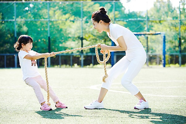 포토 JPG 주간 전신 라이프스타일 공원 여자 딸 어린이 밧줄 가족 놀이 모녀 엄마 서기 미소 웃음 사람 동양인 소녀 성인 야외 두명 옆모습 아웃포커스 30대 부모 운동 마주보기 경쟁 한국인 자녀 당기기 목표 즐거움 줄다리기 여자만 국내포토 자연요소 공공시설 감정 줄 뷰포인트 컨셉 관계 모션 촬영기법 표정 건강 인종 생활 장년 파일형식