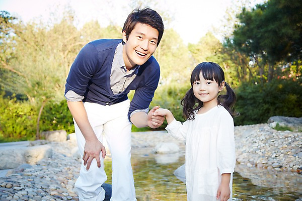 포토 JPG 주간 나무 식물 라이프스타일 여자 남자 딸 행복 어린이 가족 물놀이 서기 미소 웃음 사람 동양인 소녀 성인 야외 두명 앞모습 아웃포커스 30대 부모 소풍 계곡 손잡기 한국인 자녀 아빠 즐거움 부녀 국내포토 자연요소 감정 뷰포인트 관계 모션 놀이 촬영기법 표정 인종 생활 장년 야외활동 파일형식