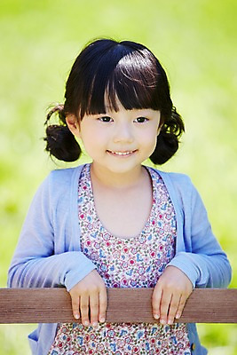 포토 JPG 주간 라이프스타일 공원 여자 행복 여유 어린이 액자 프레임 한명 미소 웃음 사람 동양인 소녀 잔디 상반신 야외 앞모습 아웃포커스 소풍 한국인 상쾌 여자만 여자한명만 어린이만 소녀한명만 국내포토 자연요소 식물 1 공공시설 감정 뷰포인트 촬영기법 표정 인종 생활 야외활동 소녀만 파일형식