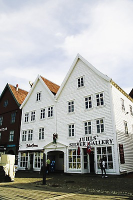 포토 JPG 주간 외국인 건축물 여자 남자 건축 유럽 외국문화 고건축 북유럽 노르웨이 사람 여러명 성인 야외 관광지 베르겐 성인만 국내포토 자연요소 나라 문화 여행 다수 인종 파일형식