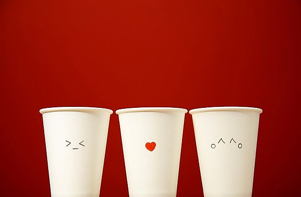 포토 JPG 스튜디오촬영 백그라운드 컨셉 실내 표정 미소 웃음 사람없음 컵 하트 종이컵 오브젝트 국내포토 모양 식기 내부 일회용 파일형식