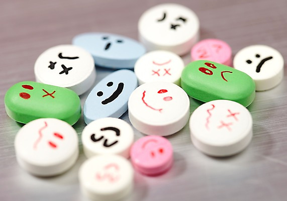 포토 JPG 스튜디오촬영 백그라운드 컨셉 실내 표정 미소 웃음 근접촬영 사람없음 아웃포커스 알약 약 다양 찡그림 울음 국내포토 뷰포인트 다수 의학 촬영기법 내부 파일형식