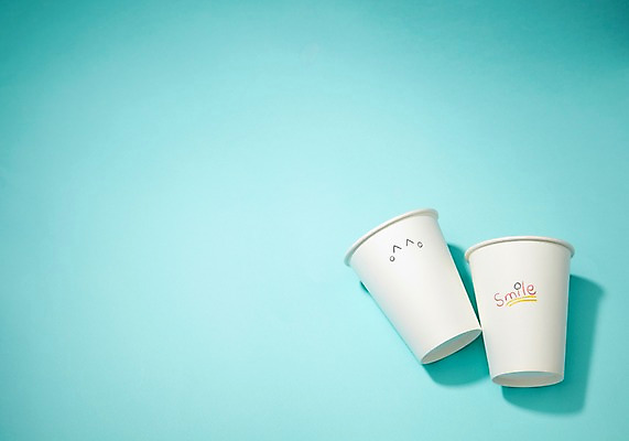 포토 JPG 스튜디오촬영 문자 알파벳 영어 백그라운드 컨셉 실내 표정 미소 웃음 사람없음 컵 단어 종이컵 오브젝트 소문자 국내포토 식기 내부 일회용 파일형식